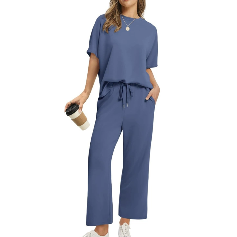 Bella Novelle tweedelige set met top en broek, zittende pose