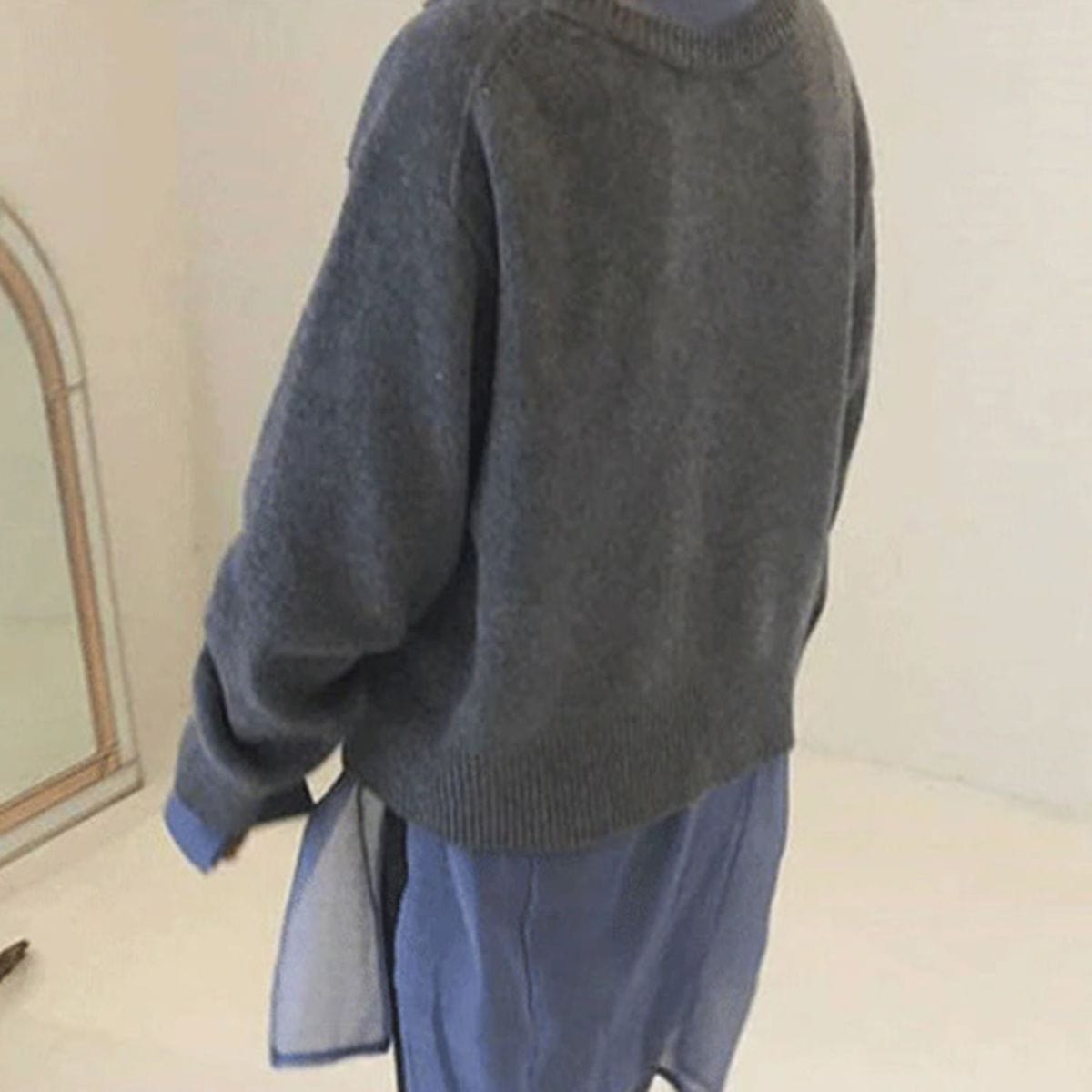 Bella Novelle kasjmier vest met knopen, staande pose