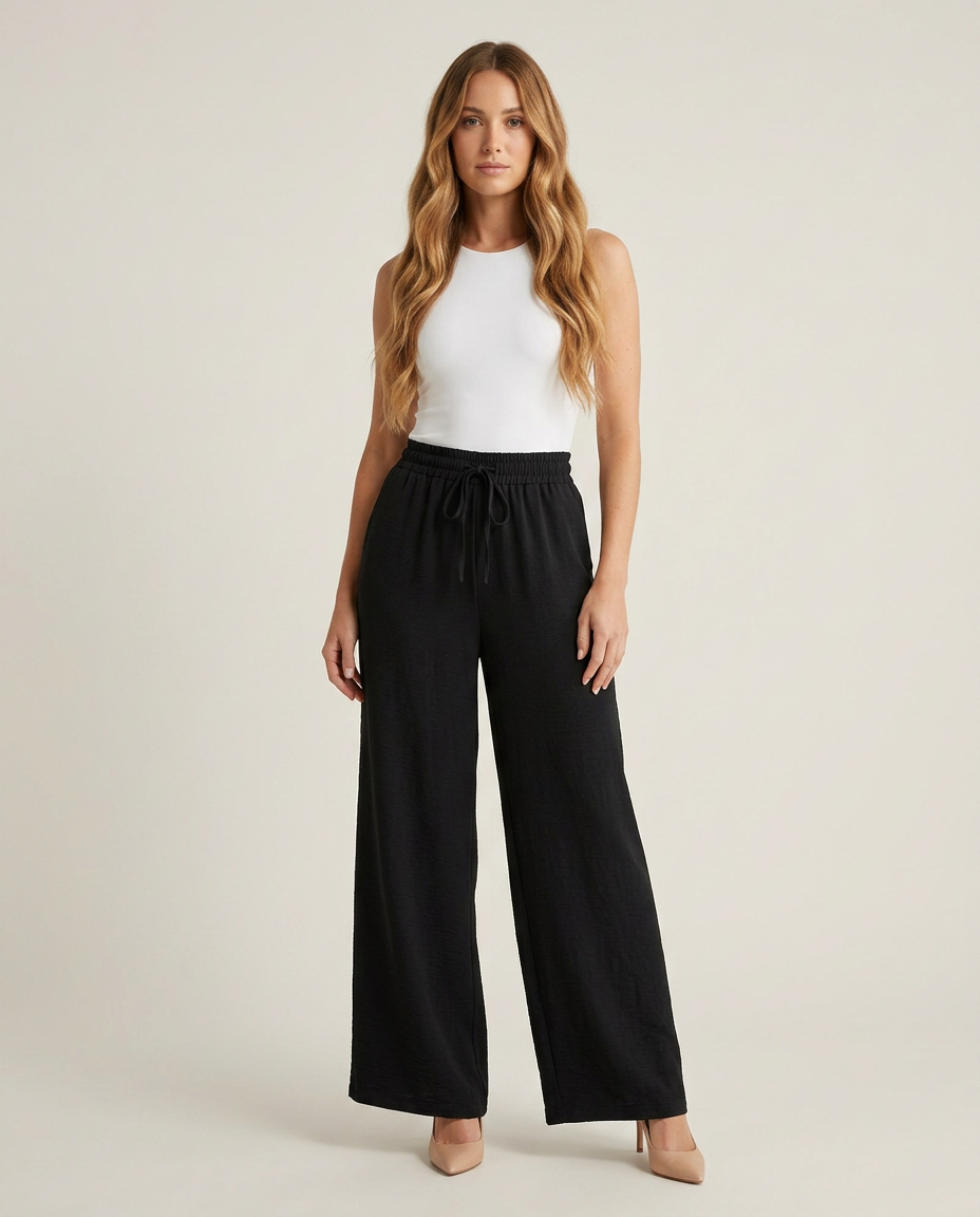 Wijde broek met hoge taille in zwart - staande pose