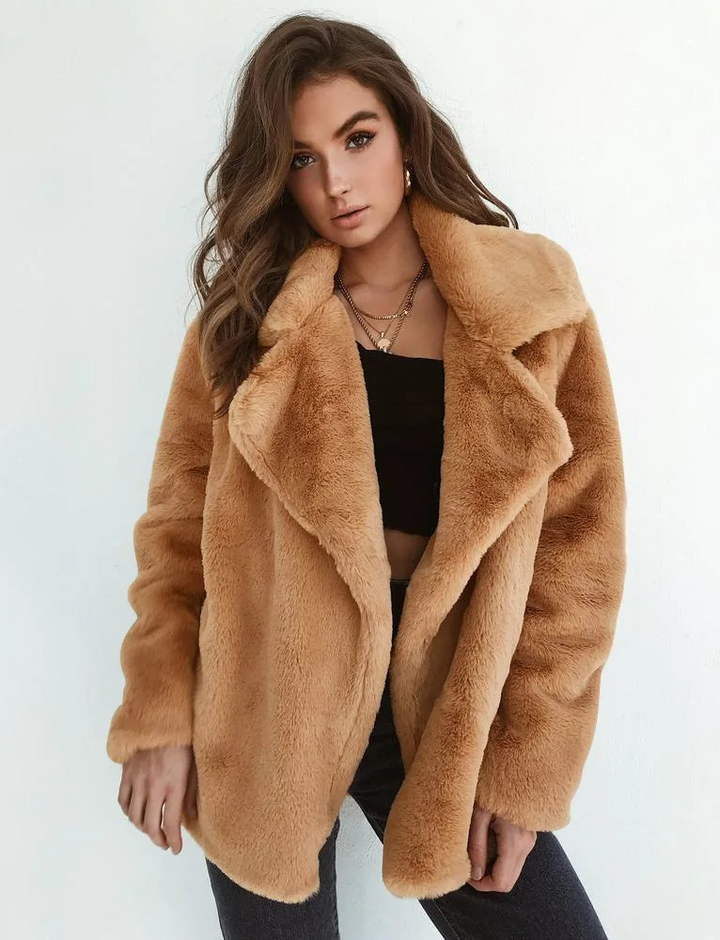 Bella Novelle winterjas van teddystof, zittende pose